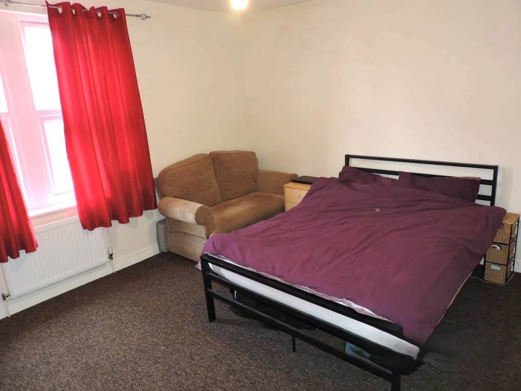 Property photo 3 of 6 Bedroom