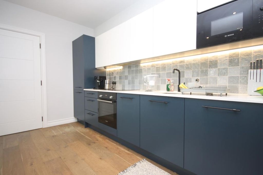 Property photo 3 of 10 03Kitchen