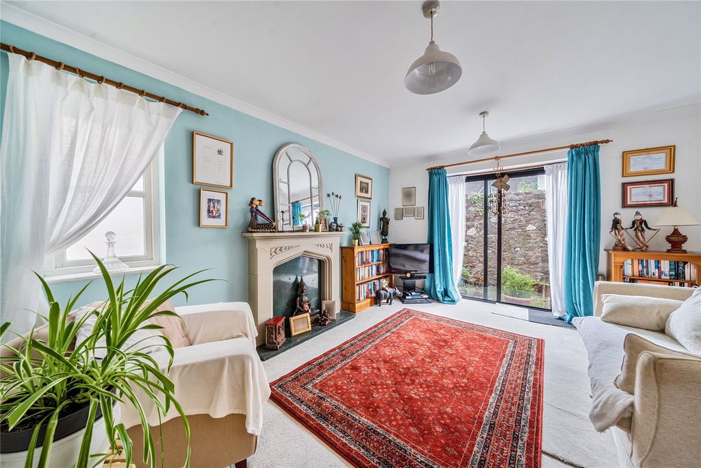Property photo 2 of 10 Sitting Room