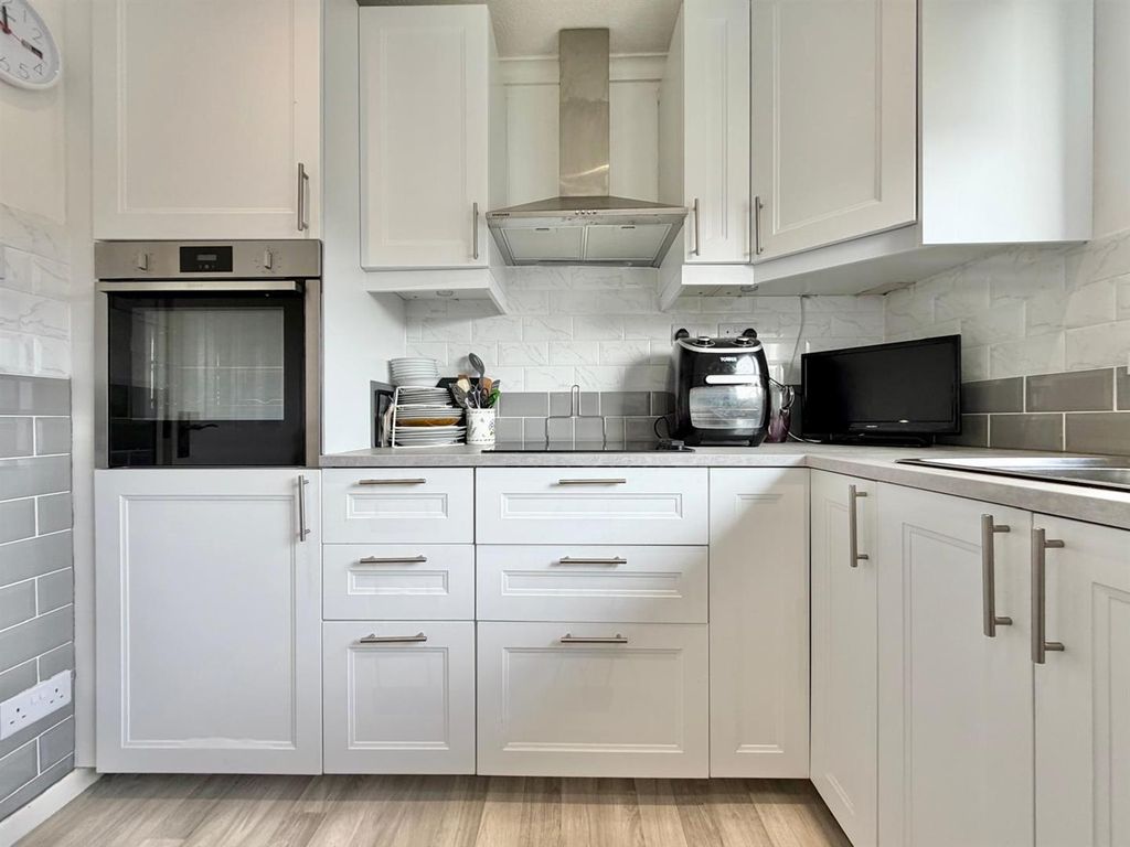 Property photo 3 of 16 Kitchen