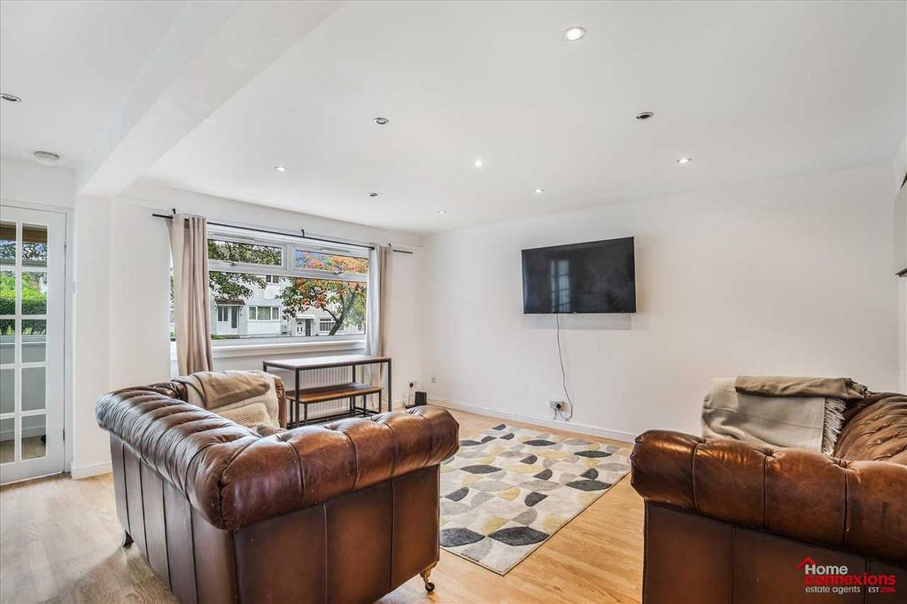 Property photo 3 of 24 Lounge (2)