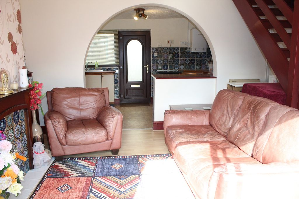 Property photo 3 of 13 Lounge