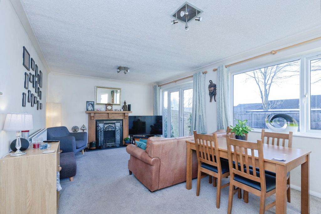 Property photo 2 of 17 Lounge