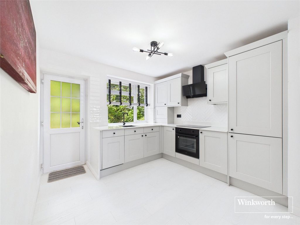 Property photo 3 of 9 Kitchen
