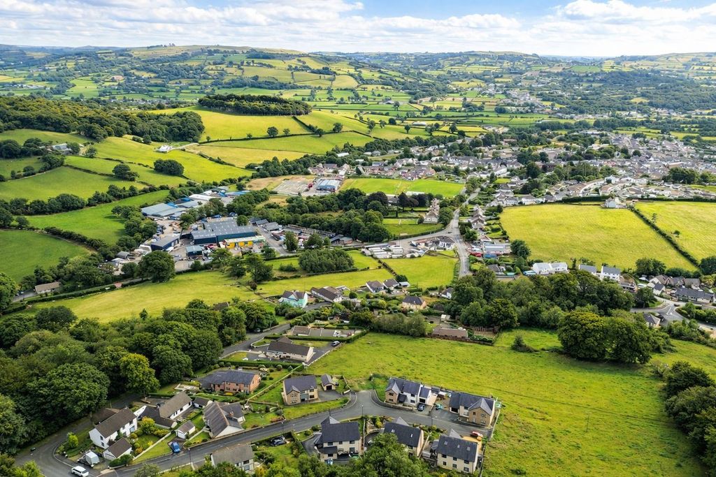 Property photo 2 of 32