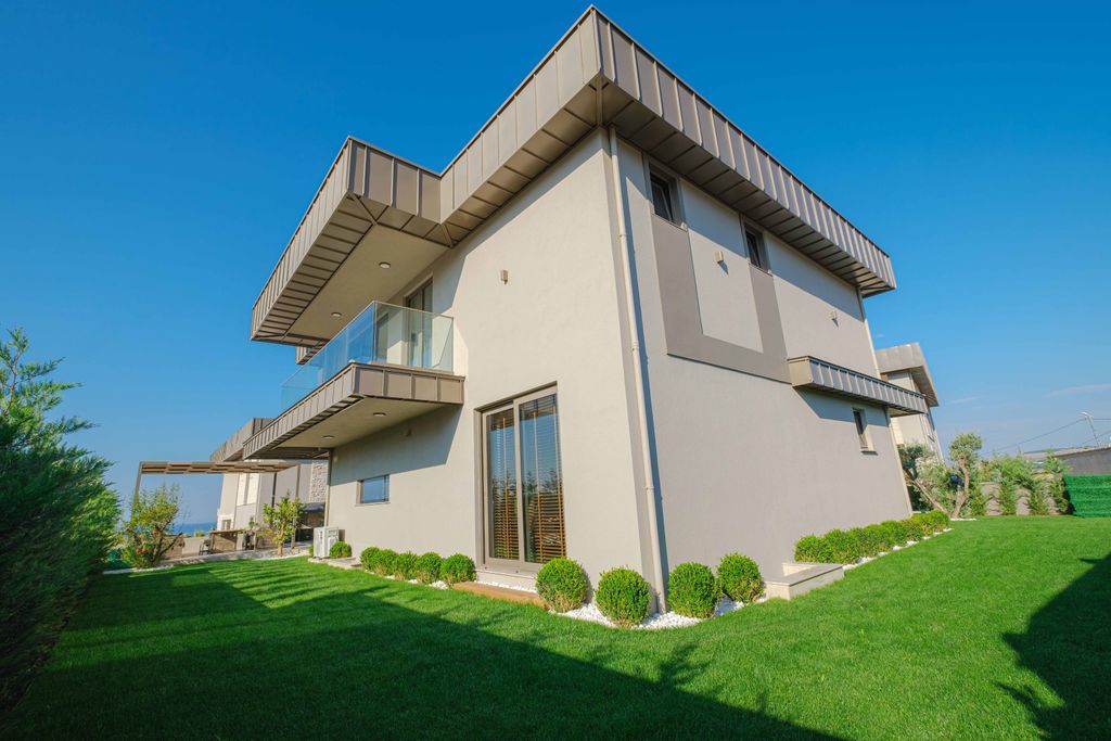 Property photo 3 of 19 Sea View Villas For Sale In Buyukcekmece, Istanbul - Gardens That Surround The Property With Pretty Foliage