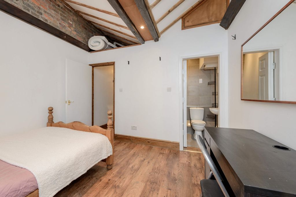 Property photo 3 of 8 4@125 Aldergate St-7193.Jpg