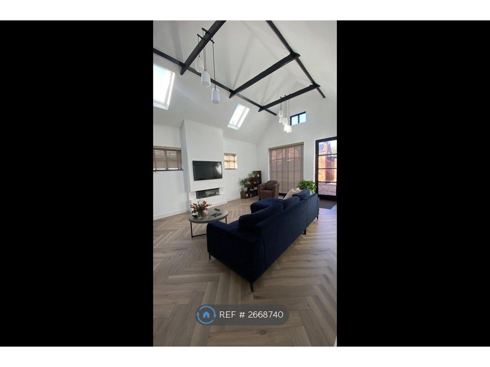 Property photo 1 of 17 Lounge