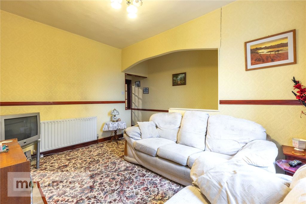 Property photo 3 of 17 Living Room