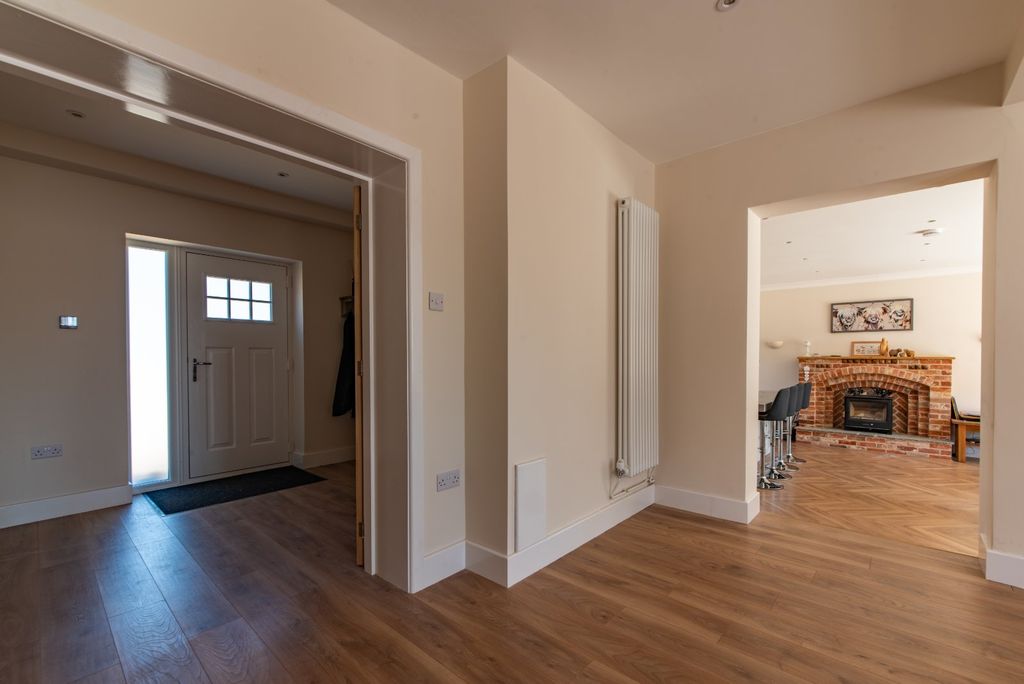 Property photo 2 of 27 Spacious Hall