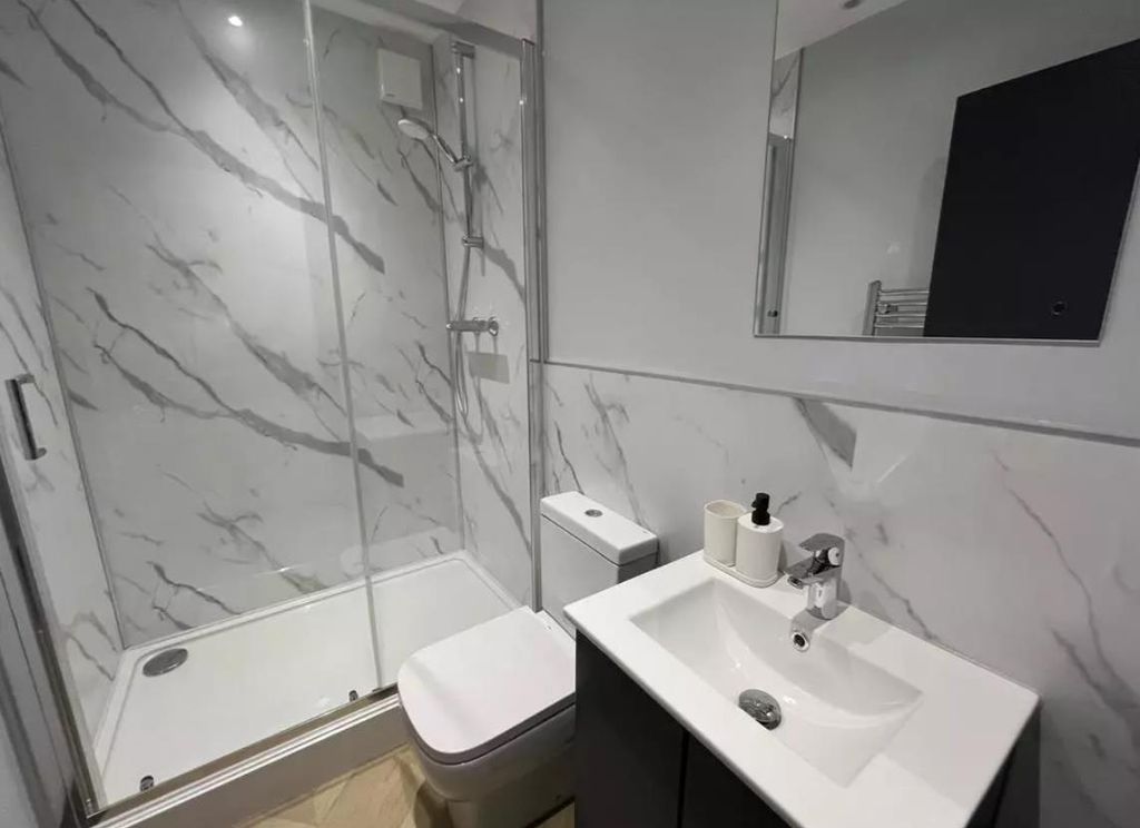 Property photo 2 of 8 Bathroom