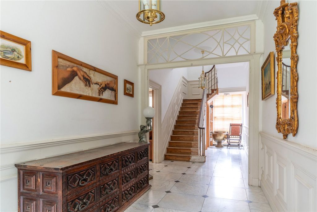 Property photo 3 of 23 Entrance Hall