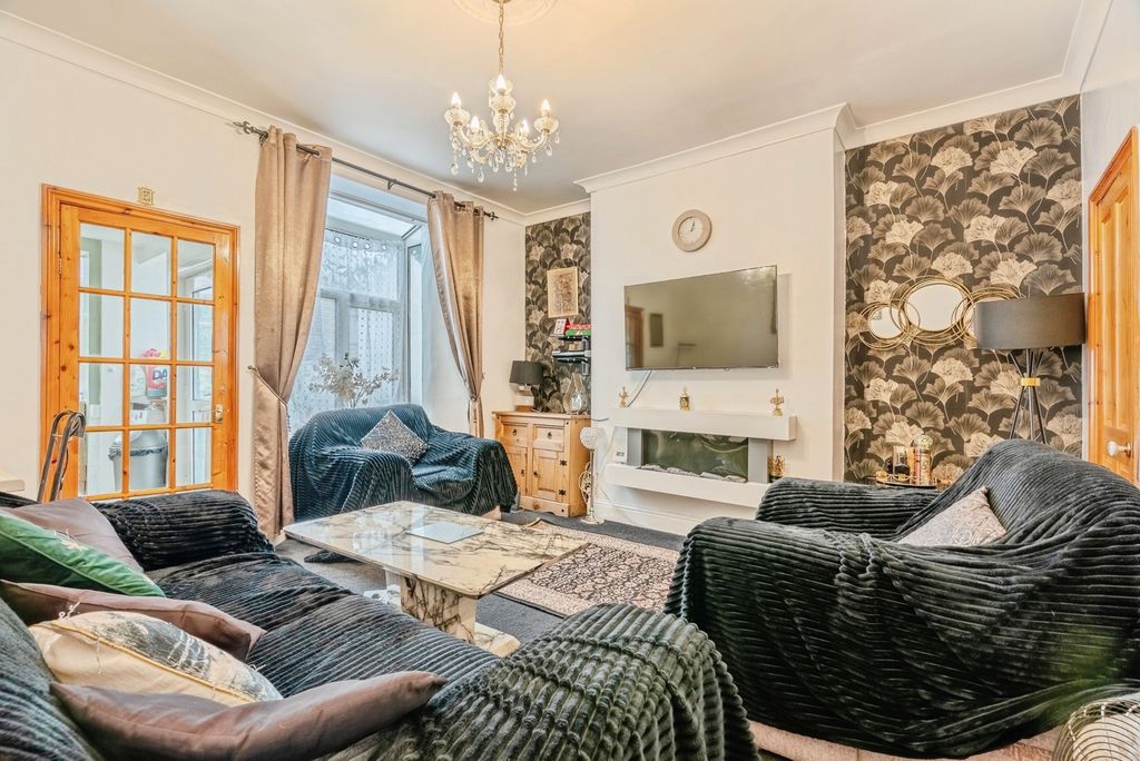 Property photo 2 of 13 Lounge