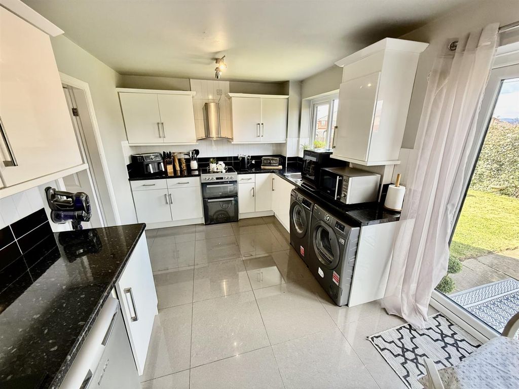 Property photo 3 of 10 Kitchen/ Dining Room