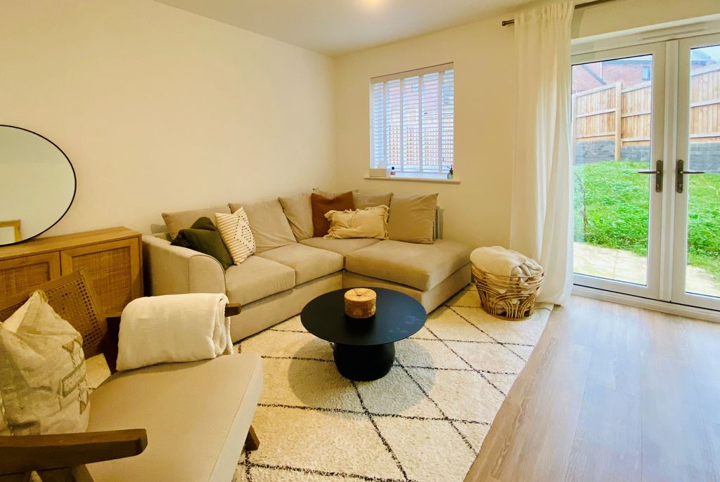 Property photo 2 of 11 Lounge - 1