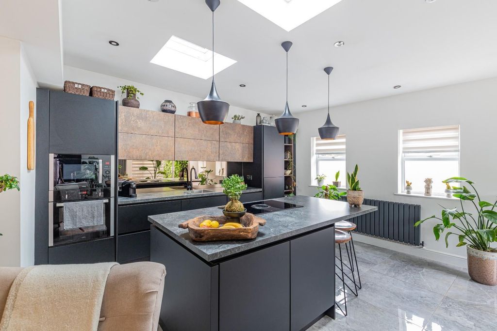 Property photo 2 of 21 Kitchen