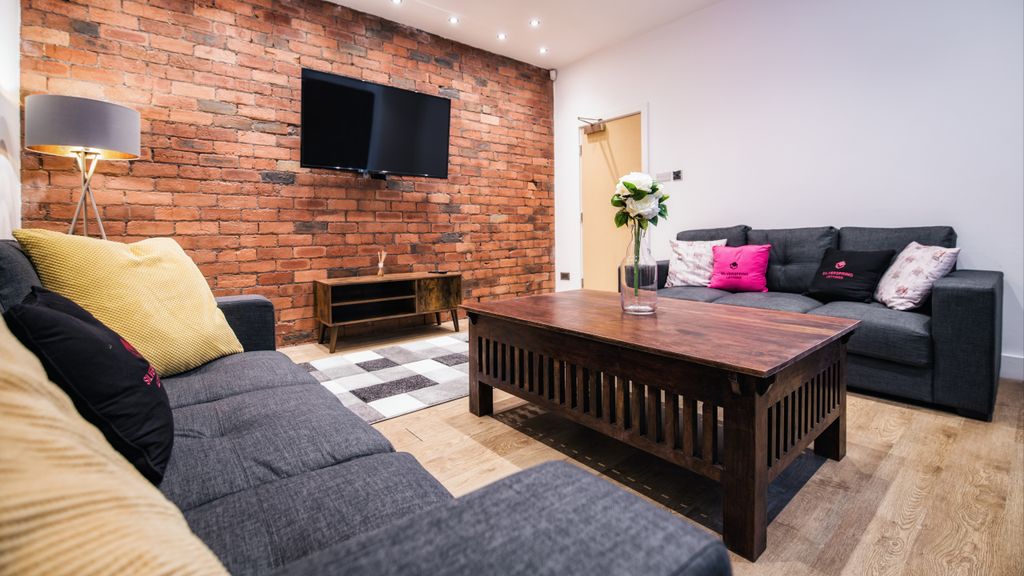 Property photo 3 of 9 64Headingleyavefinaledit-3-3.Jpg