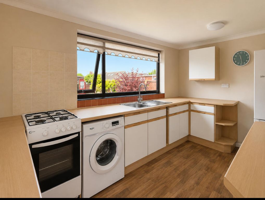 Property photo 3 of 11 Kitchen