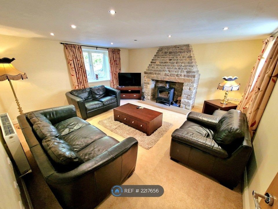 Property photo 2 of 18 Living Room