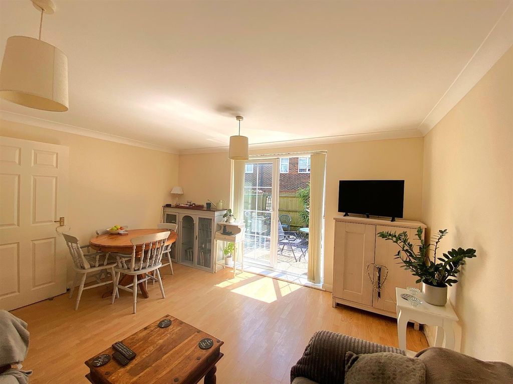 Property photo 3 of 16 2 Chancery Ct - Lounge2.Jpg