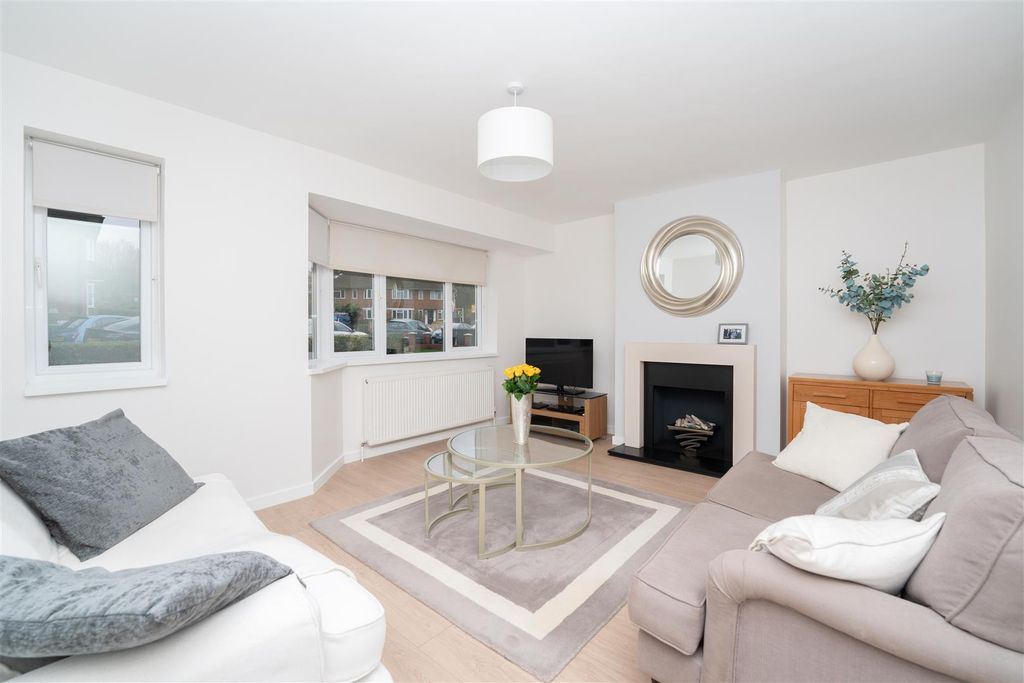 Property photo 3 of 12 28 Hathaway Lounge.Jpg