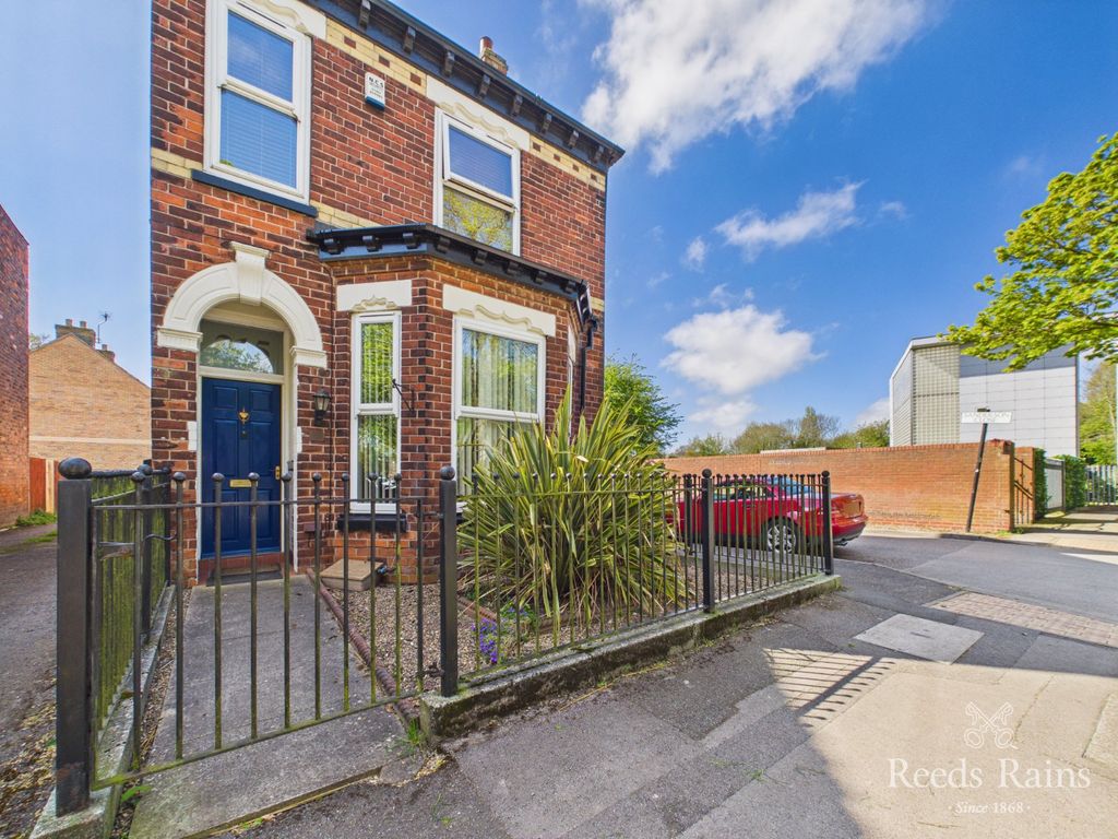 Property photo 1 of 19 Front Garden