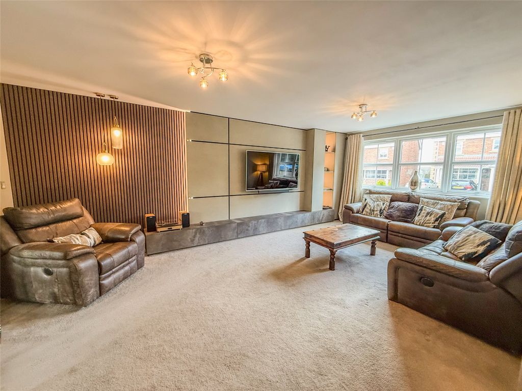 Property photo 3 of 31 Lounge
