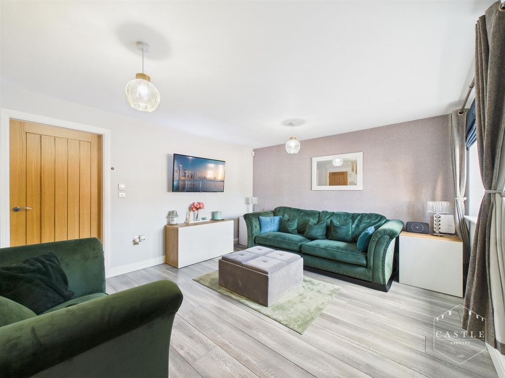 Property photo 3 of 17 Lounge