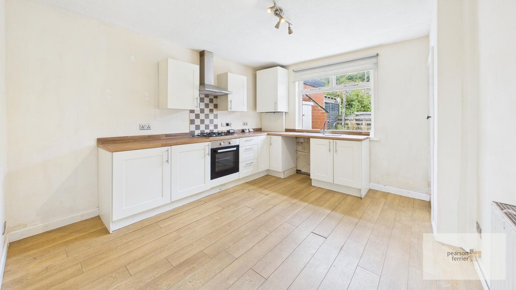 Property photo 3 of 8 Kitchen