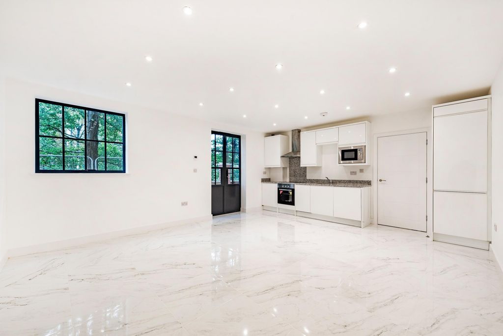 Property photo 1 of 6 Living Room / Kitchen