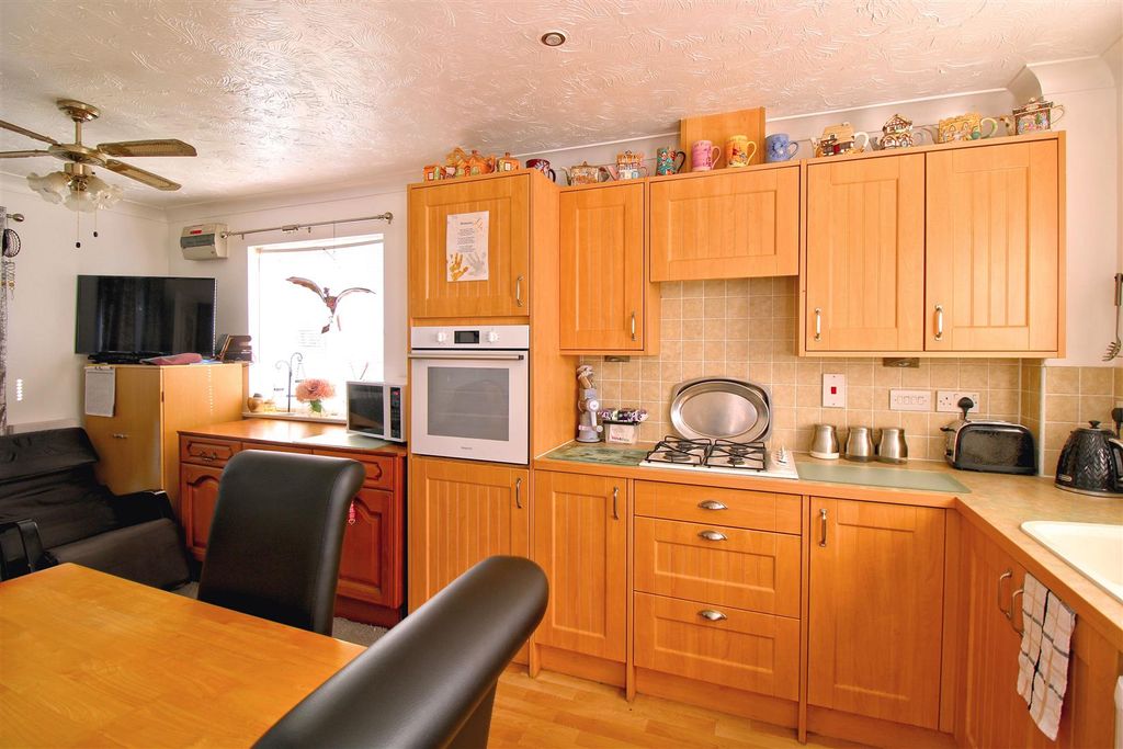 Property photo 2 of 23 Kitchen
