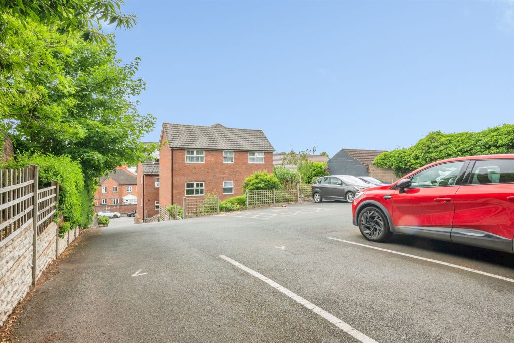 2 bed flat for salePark Lane, Kidderminster DY11 photo 3