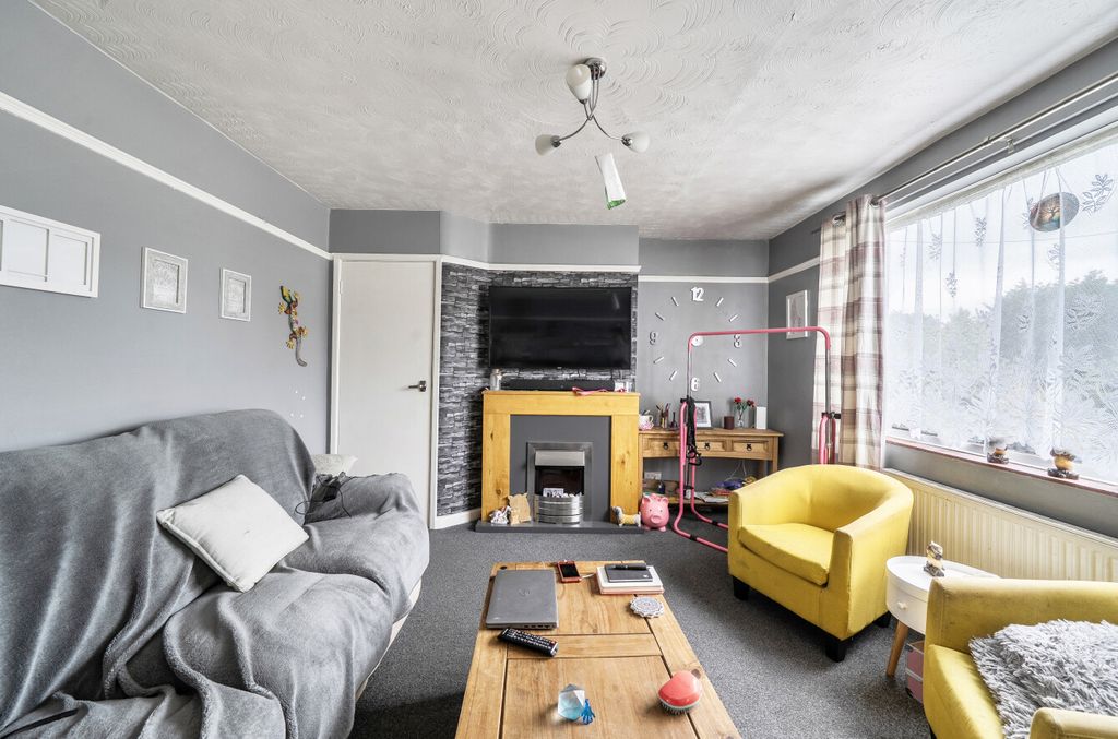 Property photo 2 of 18 Sitting Room
