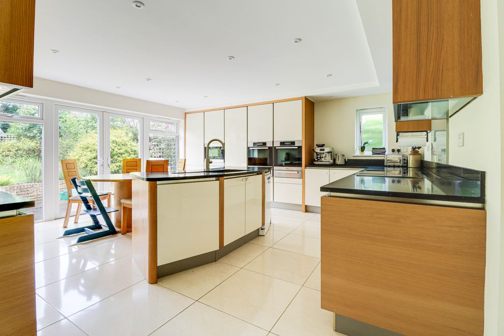 Property photo 3 of 32 Kitchen/Breakfast Room