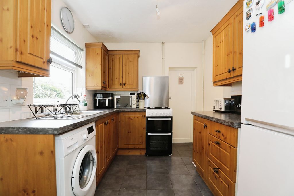 Property photo 2 of 7 Kitchen