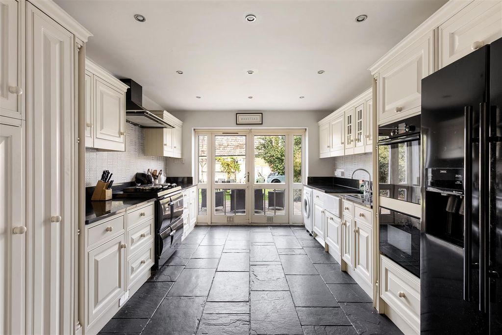 Property photo 3 of 27 Harpenden Road E12