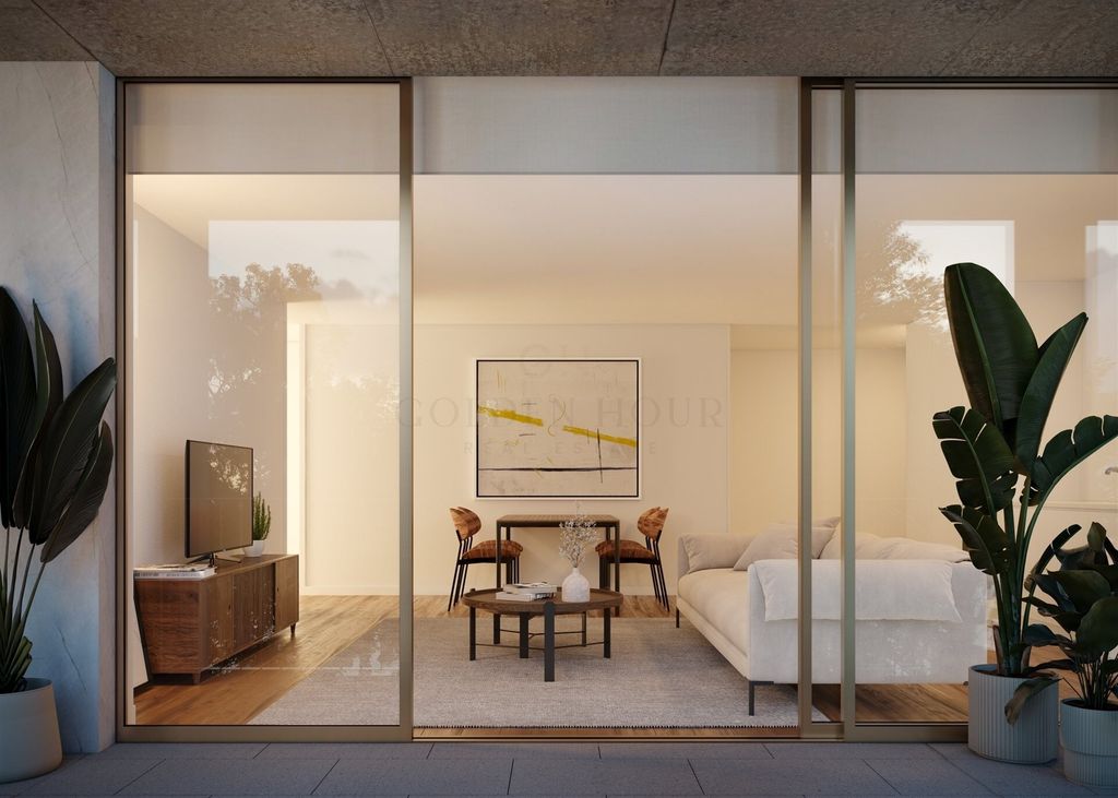 Property photo 1 of 13 Luxury 3-Bed Apartment With Garden