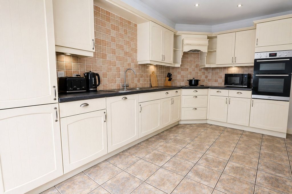 Property photo 3 of 14 Picture No. 18