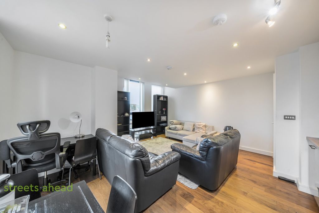 Property photo 2 of 13 49c672Cb-7852-42c...