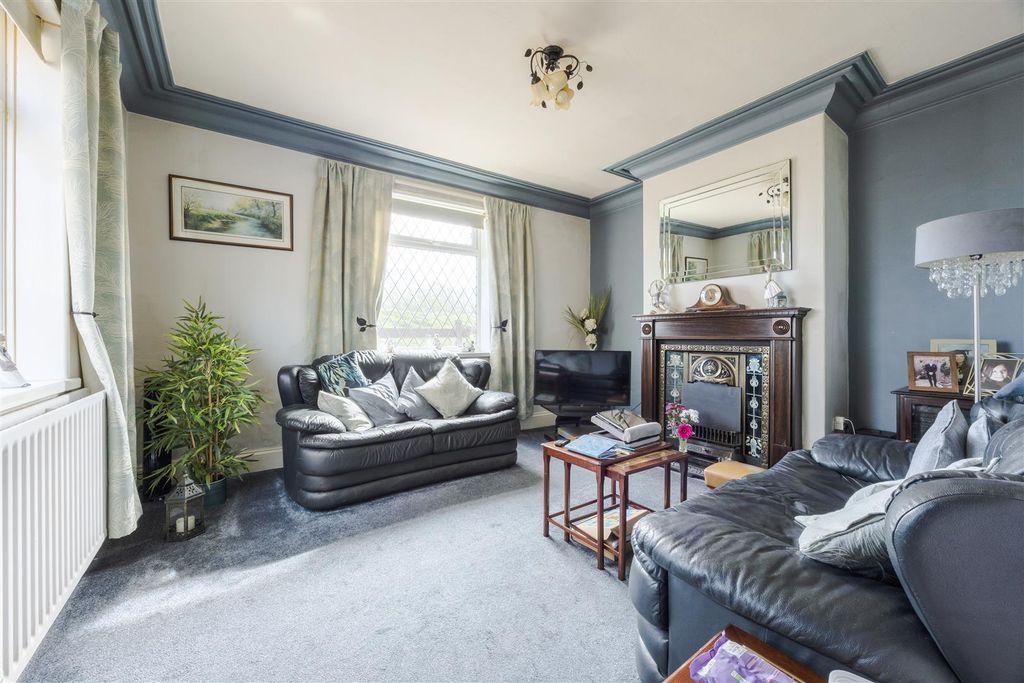 Property photo 3 of 15 Lounge