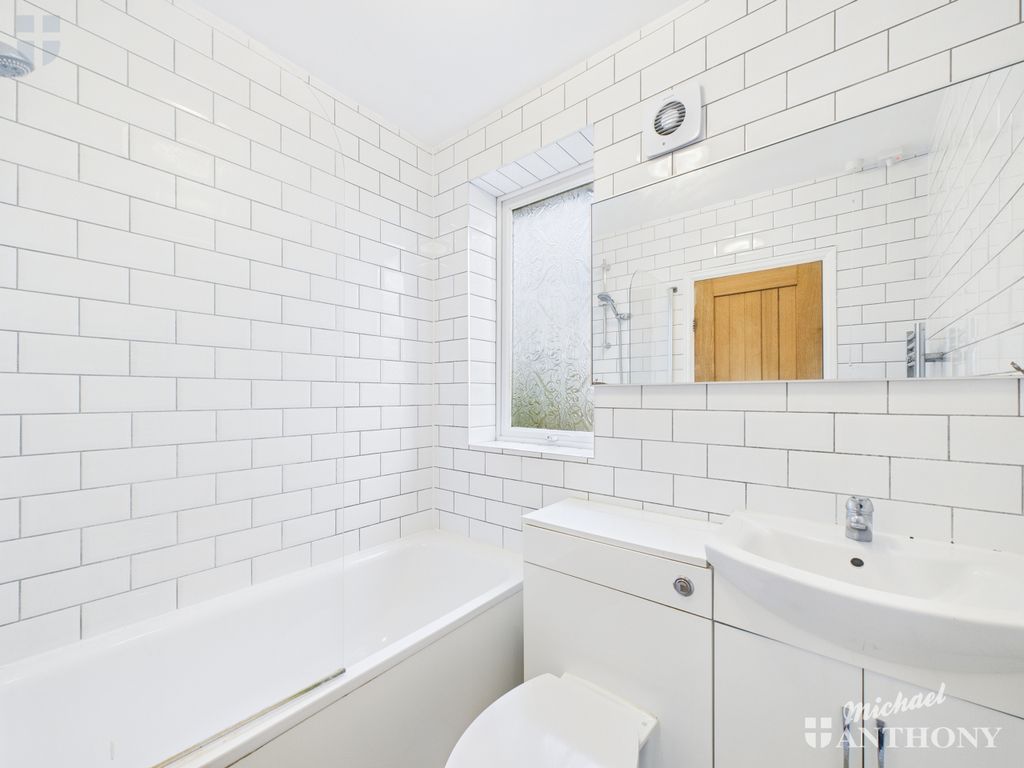 Property photo 3 of 15 Cam03218G0-Pr0810-Still012