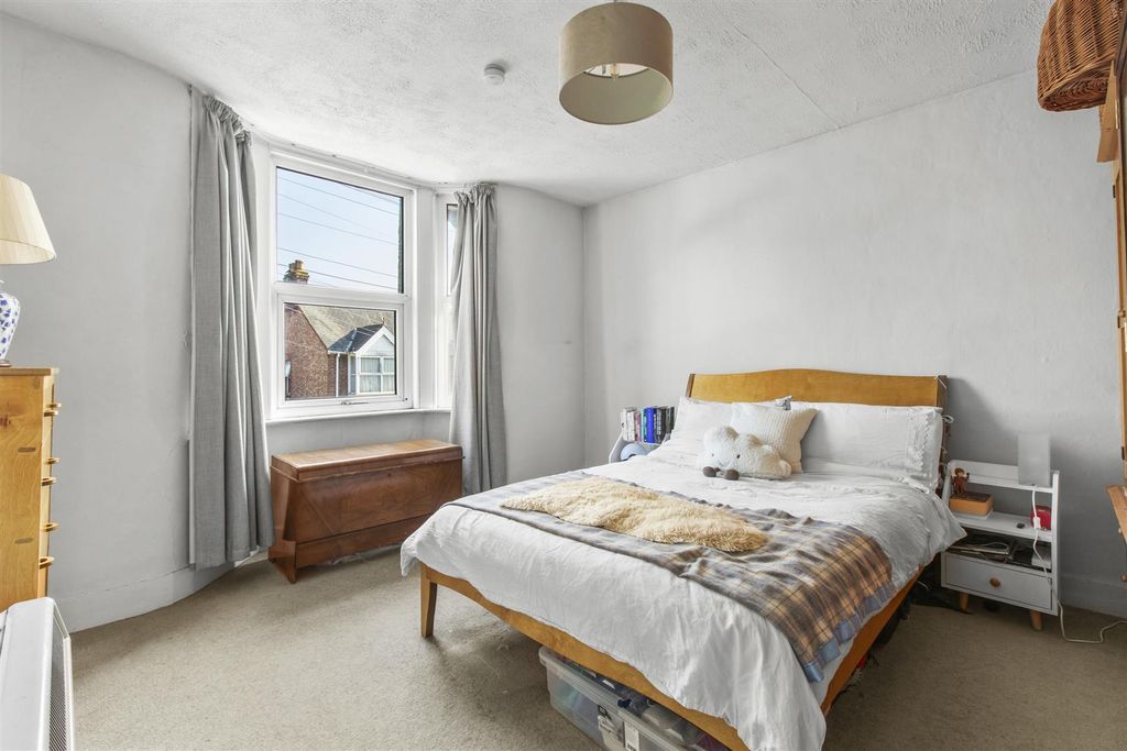 Property photo 3 of 11 18A Desborough Park Rd, Hp12 3Bq-1.Jpg