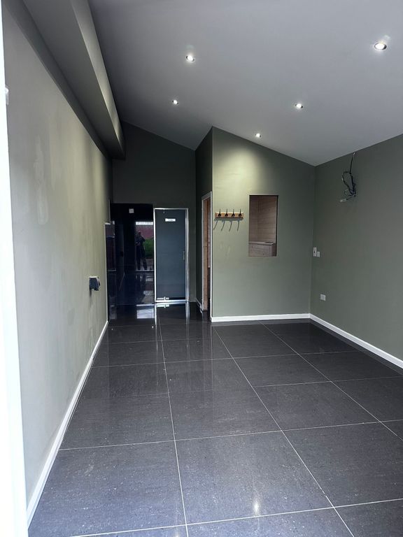 Property photo 2 of 6 Main Room