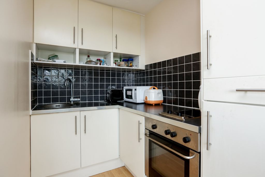 Property photo 3 of 7 Kitchen
