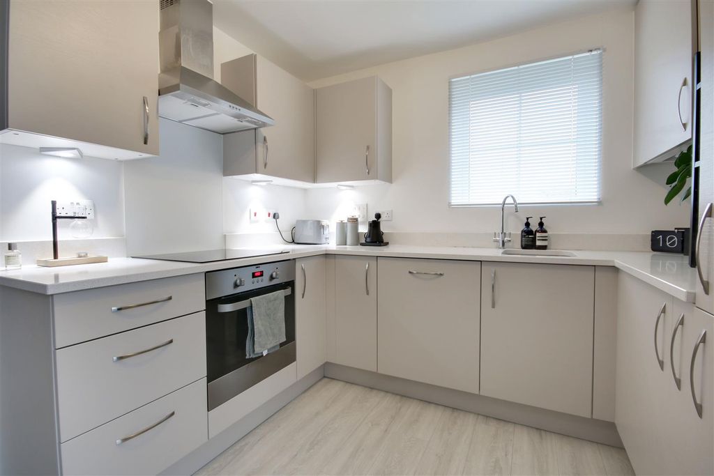 Property photo 2 of 9 Kitchen