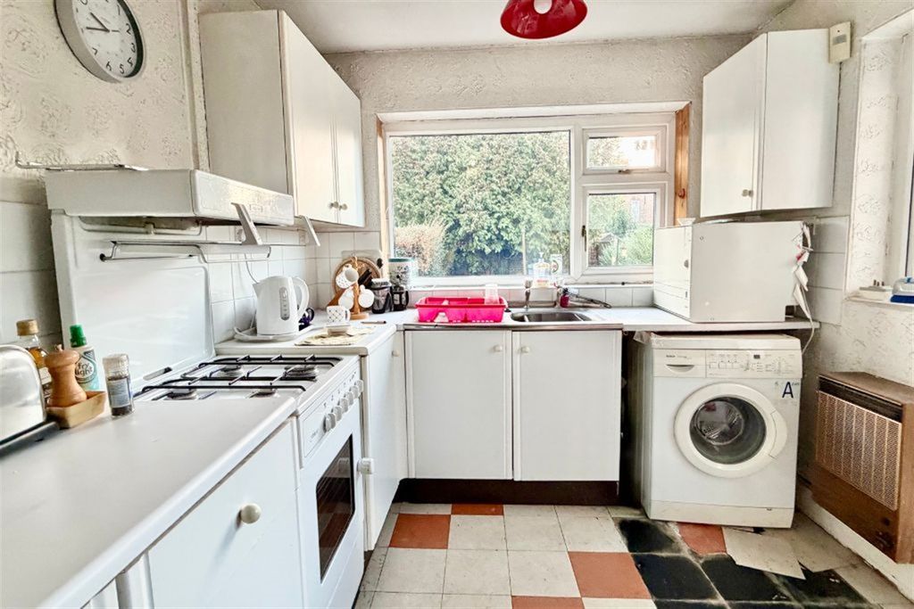 Property photo 3 of 17 Kitchen