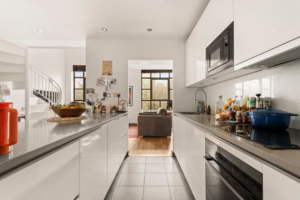 Property photo 3 of 11 Kitchen