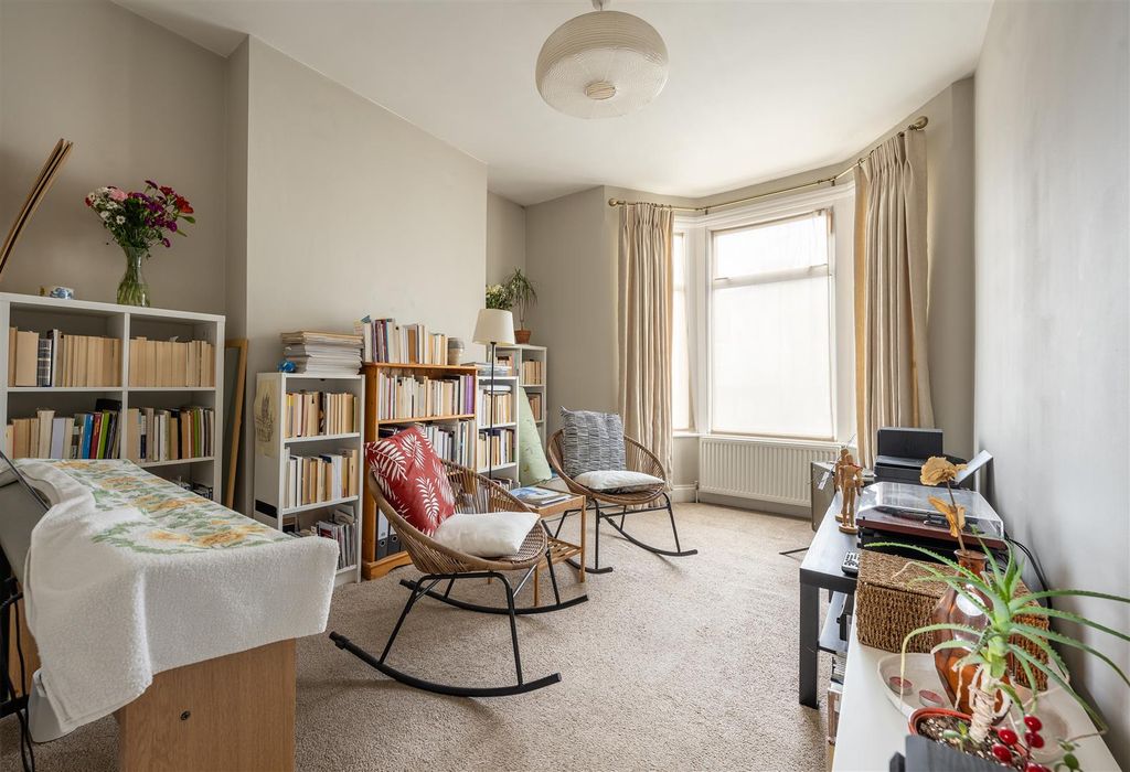 Property photo 2 of 10 Derby Road, E7