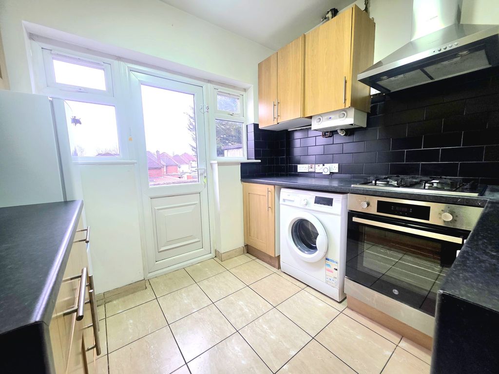 Property photo 3 of 10 Kitchen