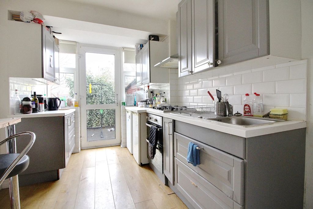 Property photo 3 of 10 Kitchen